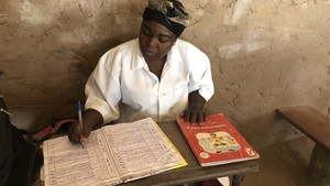 A frontlines champion for education in emergencies, Maria Alberto is incorporating disaster preparedness into school lessons to help children recover from the devastating cyclones. Photo Manan Kotak/ECW