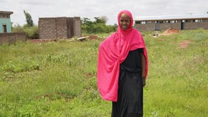 Roho in front of her community’s school. © UNICEF Ethiopia/2021/Eyerusalem Yitna Tekaligne