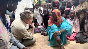 Yasmine Sherif speaks to a Sudanese refugee girl in Chad.