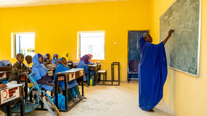 Teacher in Nigeria leads class.