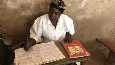 A frontlines champion for education in emergencies, Maria Alberto is incorporating disaster preparedness into school lessons to help children recover from the devastating cyclones. Photo Manan Kotak/ECW