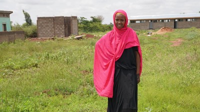 Roho in front of her community’s school. © UNICEF Ethiopia/2021/Eyerusalem Yitna Tekaligne