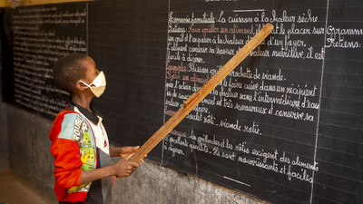 Amadou, a young boy from Mali, reads from the blackboard. Photo © UNICEF/Keïta