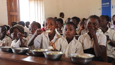 Children in DRC eating lunch.