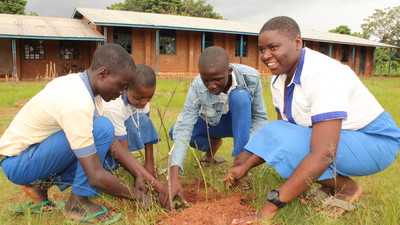 ECW-funded school environmental clubs, implemented by World Vision, are empowering crisis-affected students to take action and raise awareness on climate change in Burundi