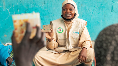 Hafsat smiles as she teachers her students the alphabet at the ECW-funded temporary learning centre in Hajj Camp. © UNICEF/Ahmad Mari