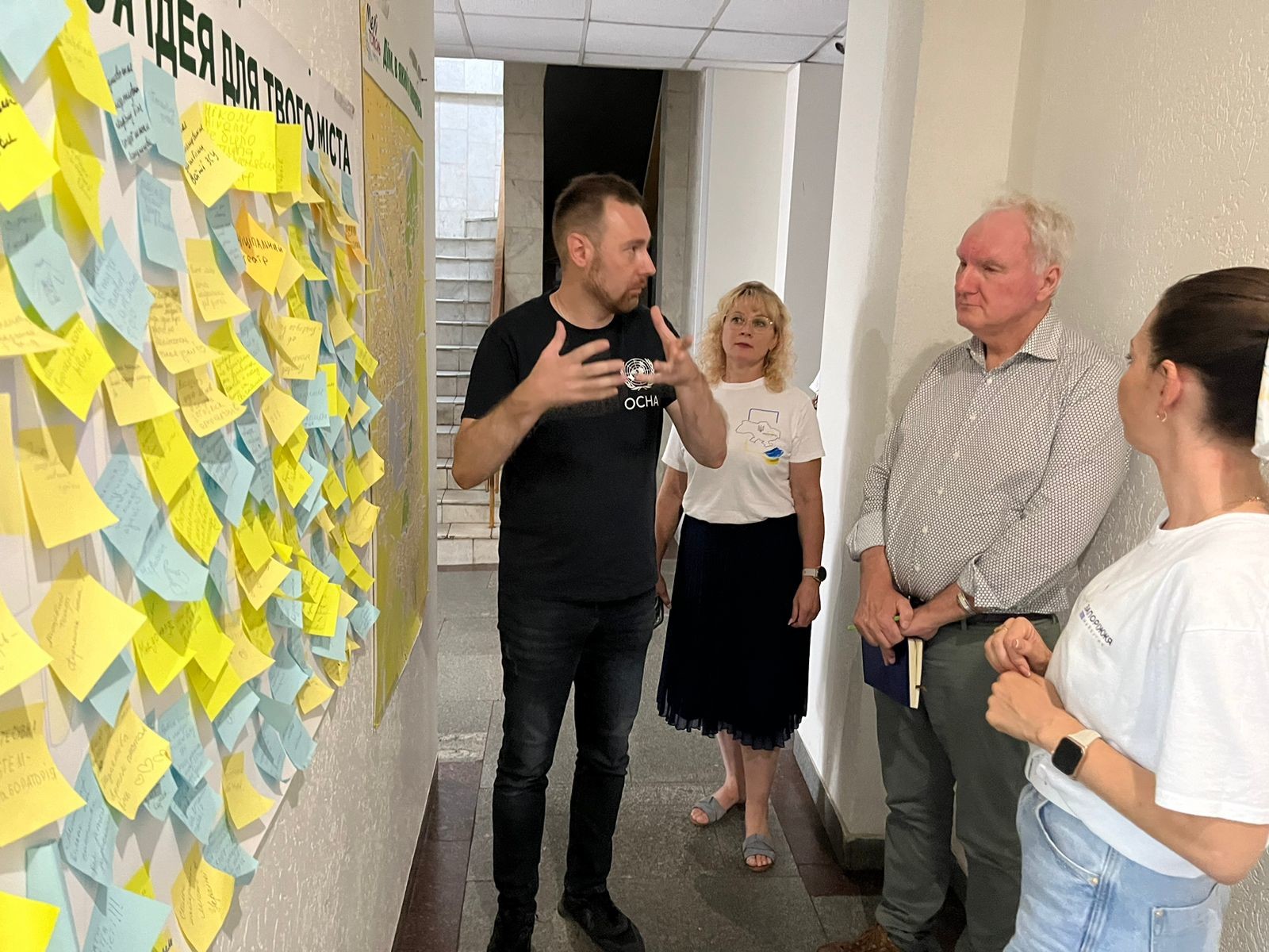 Matthias Schmale, United Nations Resident and Humanitarian Coordinator in Ukraine, in a school